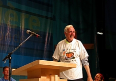 Jean Vanier wearing his Universit