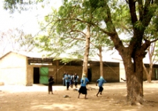 La cour de l'école du marché à Sahr