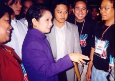 CHOY WITH PHILIPPINE PRESIDENT GLORIA MACAPAGAL-ARROYO DURING THE 1ST NATIONAL YOUTH SUMMIT AT THE M