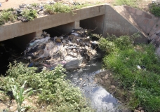 Les ordures empêchent l'écoulelement  de l'eau, utilisons les poubelles