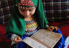 Teaching young Afghans / De jeunes Afghans se font instruire