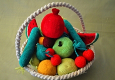 Earning an income through traditional handicrafts / Tirer un revenu de l'artisanat traditionnel