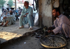Fixing Bicycles / Réparation de bicyclettes