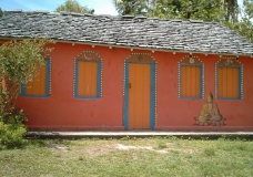 Casa vermelha com um buda