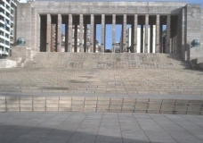 Monumento a la bandera visto desde el lado frontal
