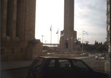 Vista lateral trasera del monumento a la bandera