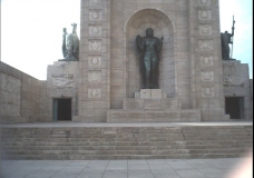Base superior de la torre del monumento a la bandera