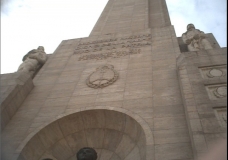 Leyenda que se observa en el pie de la torre del monumento a la bandera