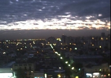 Cuando las luces de la ciudad se encienden para ver llegar a la noche