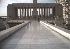 Monumento a la bandera desde atras