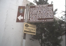 Indicacion en la plaza de la esquina