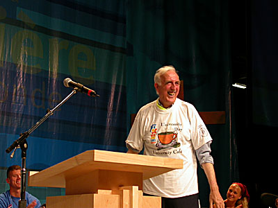 Jean Vanier wearing his Universit