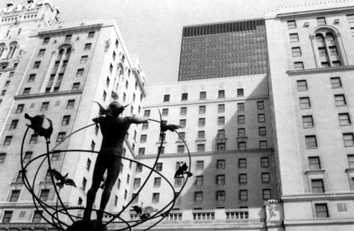 Statue Faces Urbanites