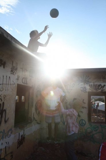 A LUZ SOB A OCUPAÇÃO