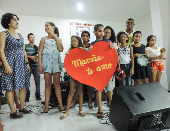 HOMENAGEM ÁS MÃES