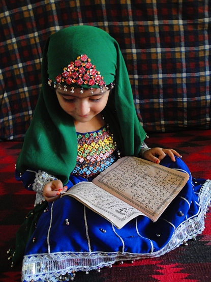Teaching young Afghans / De jeunes Afghans se font instruire