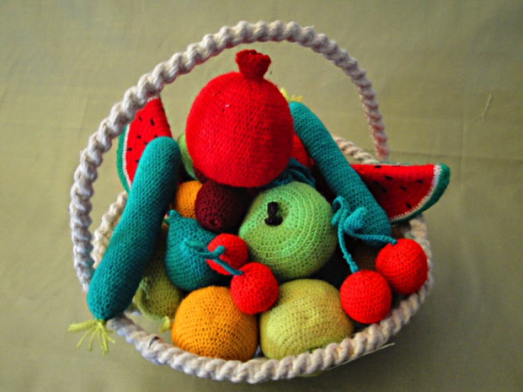 Earning an income through traditional handicrafts / Tirer un revenu de l'artisanat traditionnel