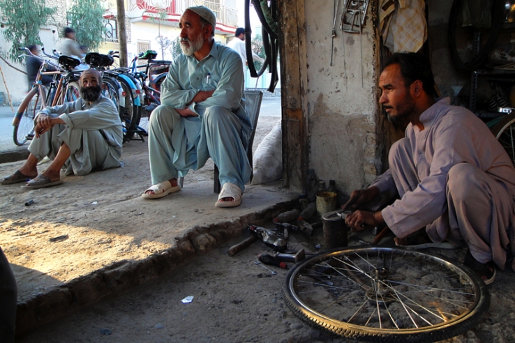 Fixing Bicycles / Réparation de bicyclettes