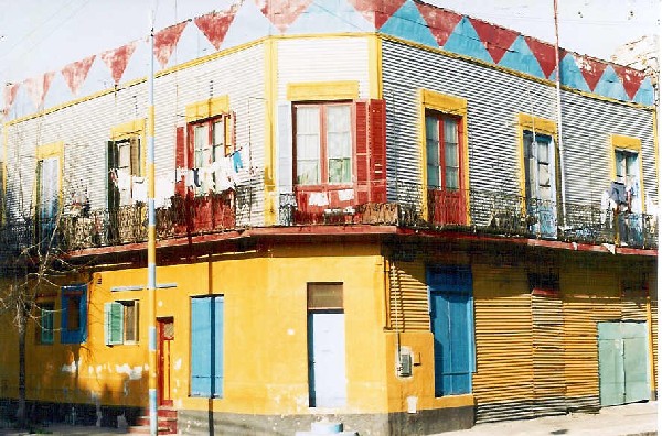 Una esquina en el Barrio de La Boca