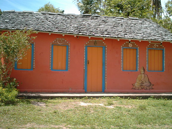 Casa vermelha com um buda