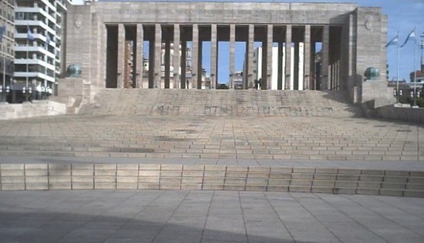 Monumento a la bandera visto desde el lado frontal