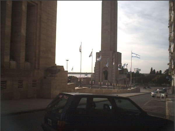 Vista lateral trasera del monumento a la bandera