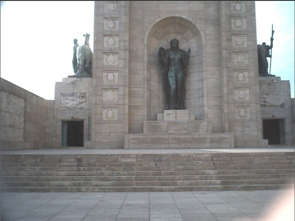Base superior de la torre del monumento a la bandera