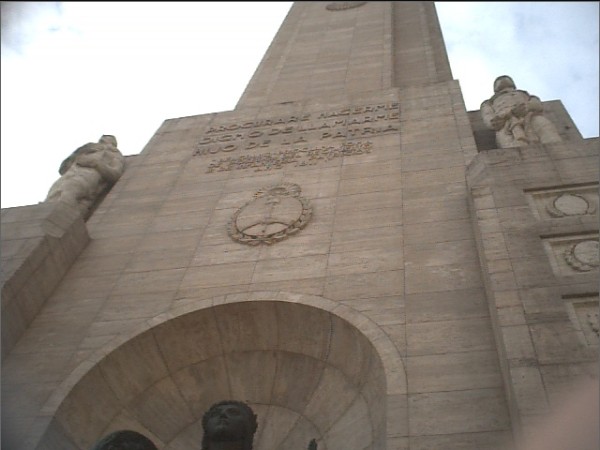 Leyenda que se observa en el pie de la torre del monumento a la bandera