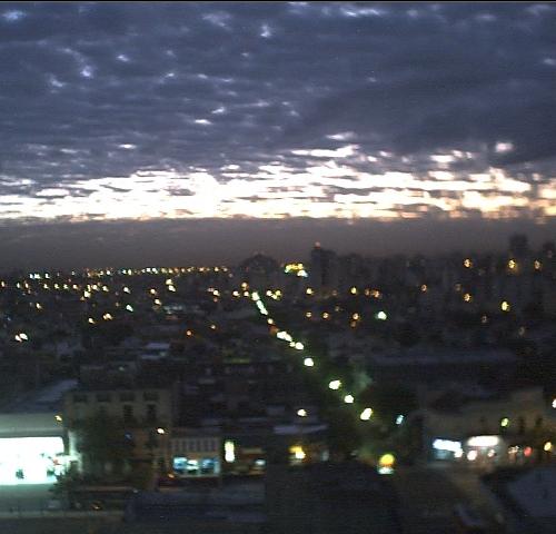 Cuando las luces de la ciudad se encienden para ver llegar a la noche