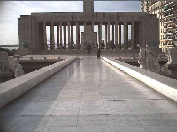 Monumento a la bandera desde atras