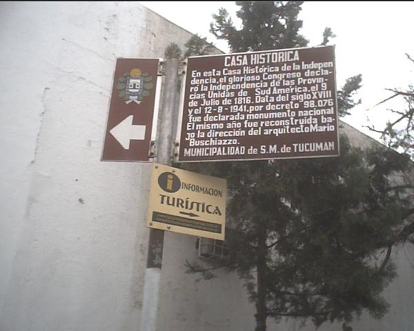 Indicacion en la plaza de la esquina