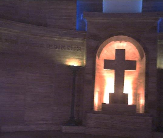 Cruz de la sala circular del monumento a la Bandera