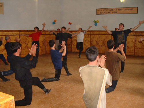 Репетиция танца (сельская школа гор.Гудурмеса)