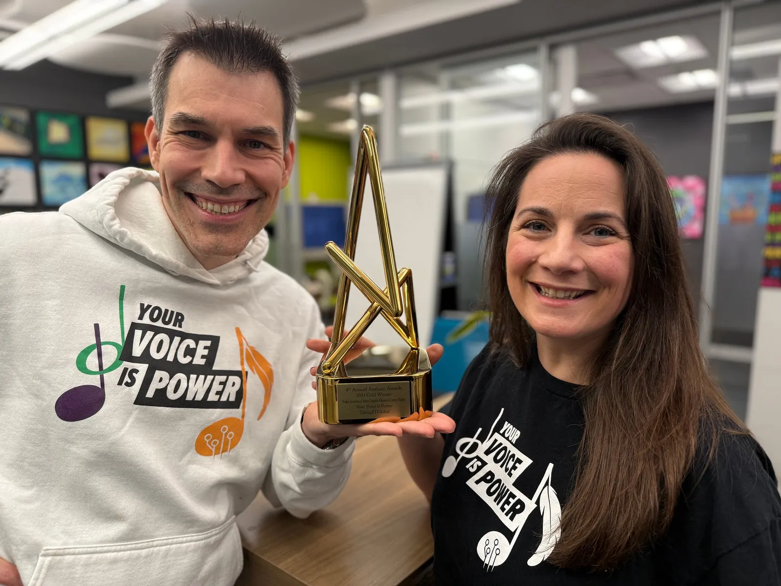 TakingITGlobal Co-founders Michael Furdyk & Jennifer Corriero with the Gold Anthem Award Statuette